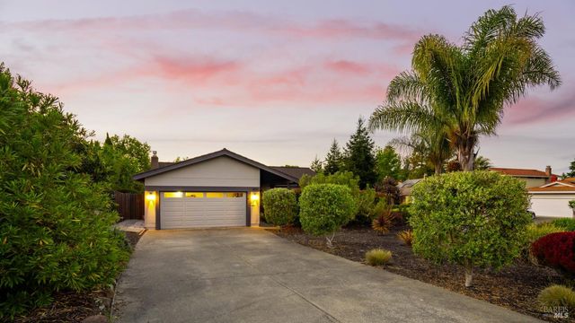 400 Smith Ct, Petaluma, CA 94952