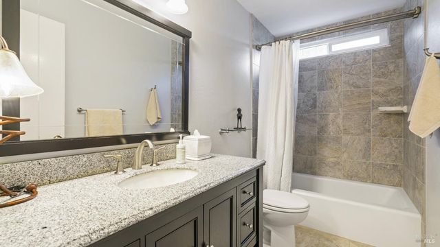 400 Smith Ct, Petaluma, CA 94952