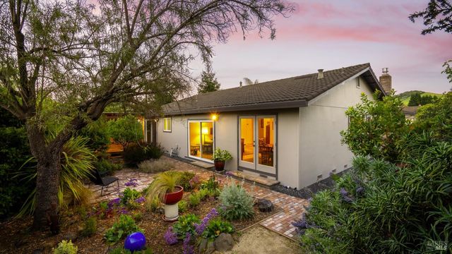 400 Smith Ct, Petaluma, CA 94952
