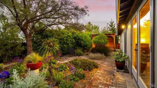 400 Smith Ct, Petaluma, CA 94952