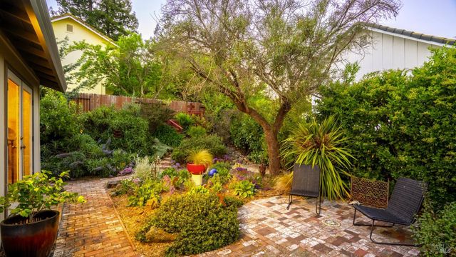 400 Smith Ct, Petaluma, CA 94952