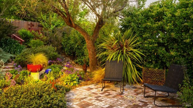 400 Smith Ct, Petaluma, CA 94952