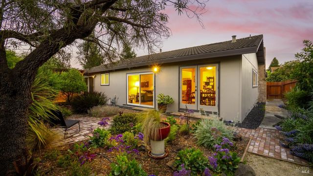 400 Smith Ct, Petaluma, CA 94952