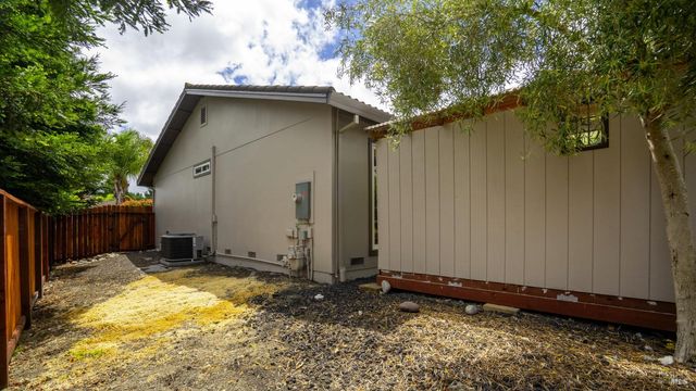 400 Smith Ct, Petaluma, CA 94952