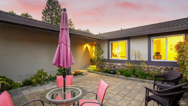 400 Smith Ct, Petaluma, CA 94952