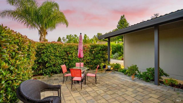 400 Smith Ct, Petaluma, CA 94952