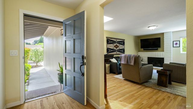 400 Smith Ct, Petaluma, CA 94952