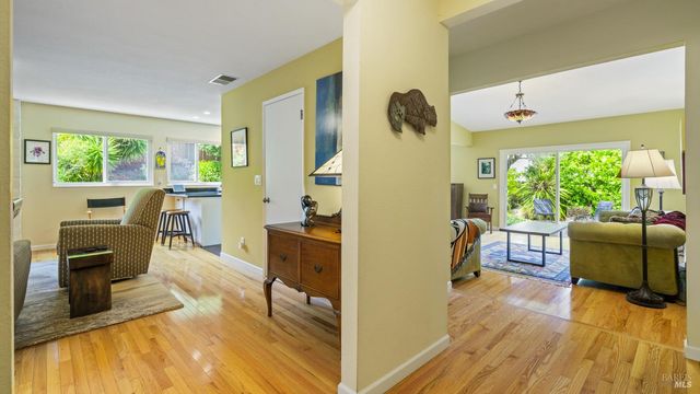 400 Smith Ct, Petaluma, CA 94952