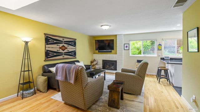 400 Smith Ct, Petaluma, CA 94952