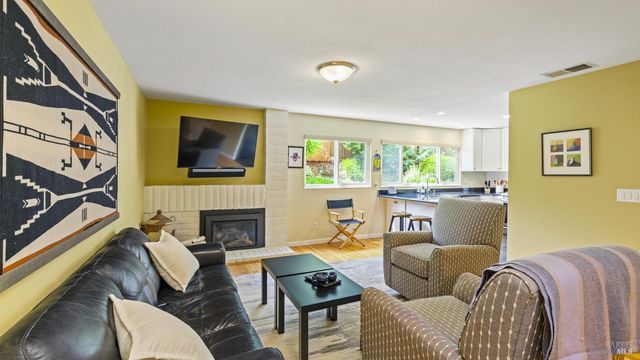 400 Smith Ct, Petaluma, CA 94952