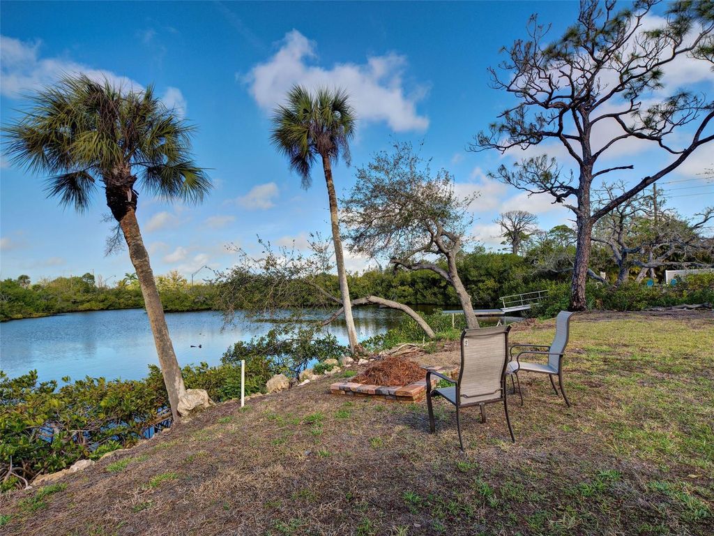 Image 12 of property listing at 24 S OXFORD DRIVE, Englewood, FL 34223