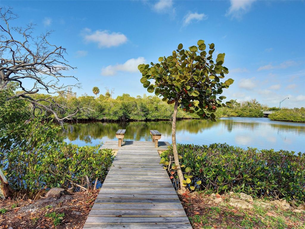 Image 13 of property listing at 24 S OXFORD DRIVE, Englewood, FL 34223