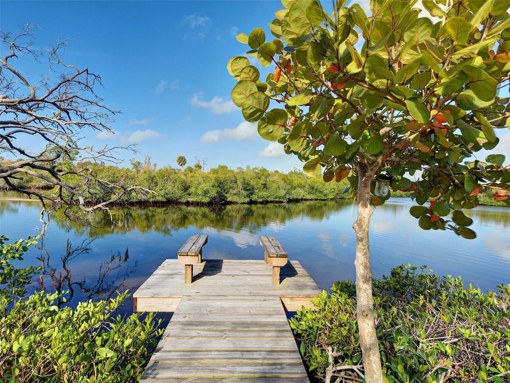 Image 14 of property listing at 24 S OXFORD DRIVE, Englewood, FL 34223