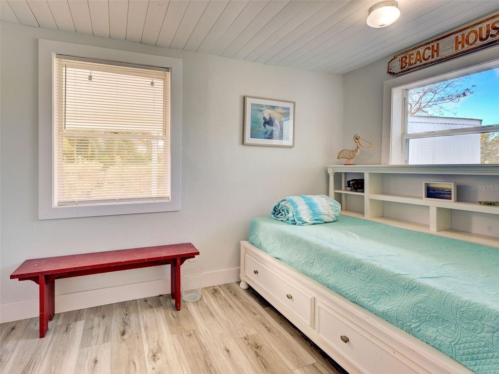 Image 20 of property listing at 24 S OXFORD DRIVE, Englewood, FL 34223