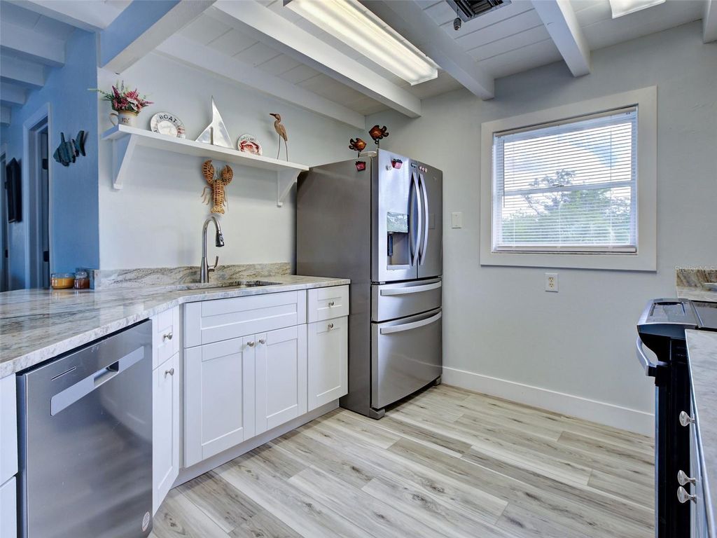 Image 23 of property listing at 24 S OXFORD DRIVE, Englewood, FL 34223