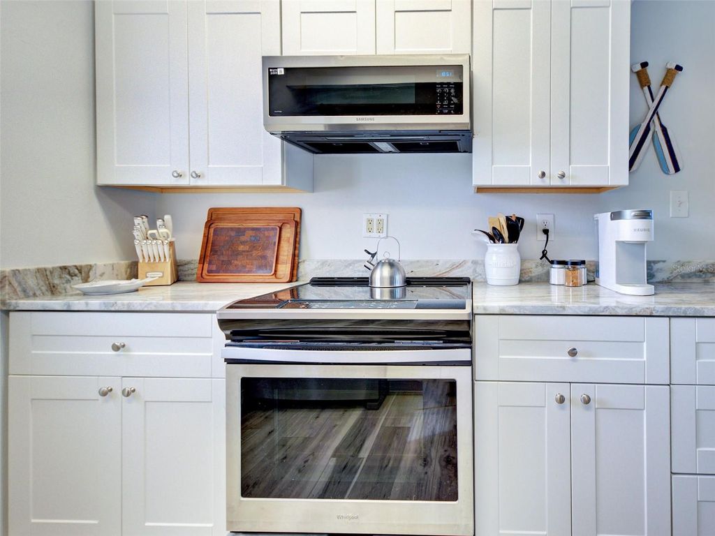 Image 25 of property listing at 24 S OXFORD DRIVE, Englewood, FL 34223