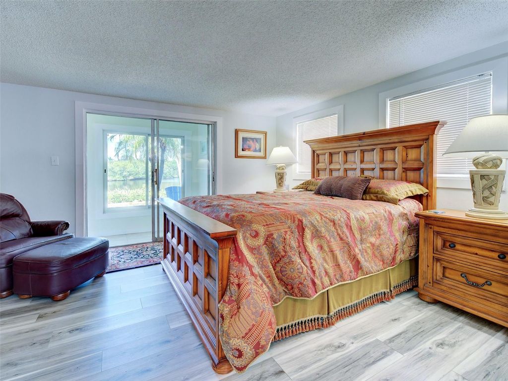 Image 38 of property listing at 24 S OXFORD DRIVE, Englewood, FL 34223