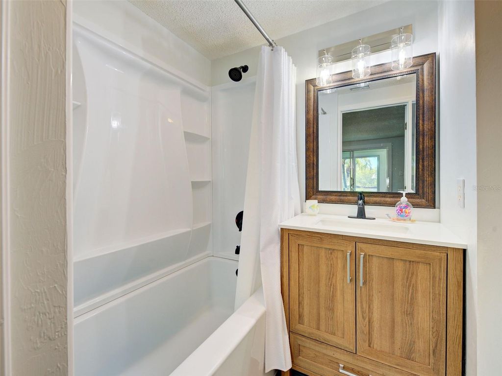 Image 39 of property listing at 24 S OXFORD DRIVE, Englewood, FL 34223