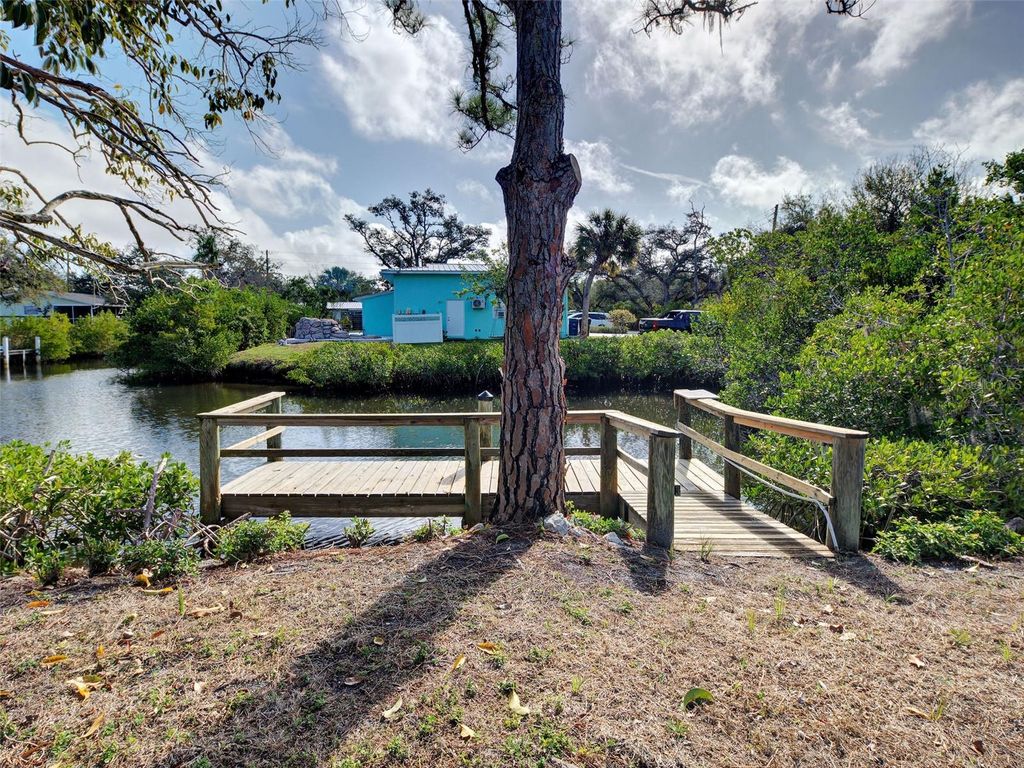 Image 5 of property listing at 24 S OXFORD DRIVE, Englewood, FL 34223