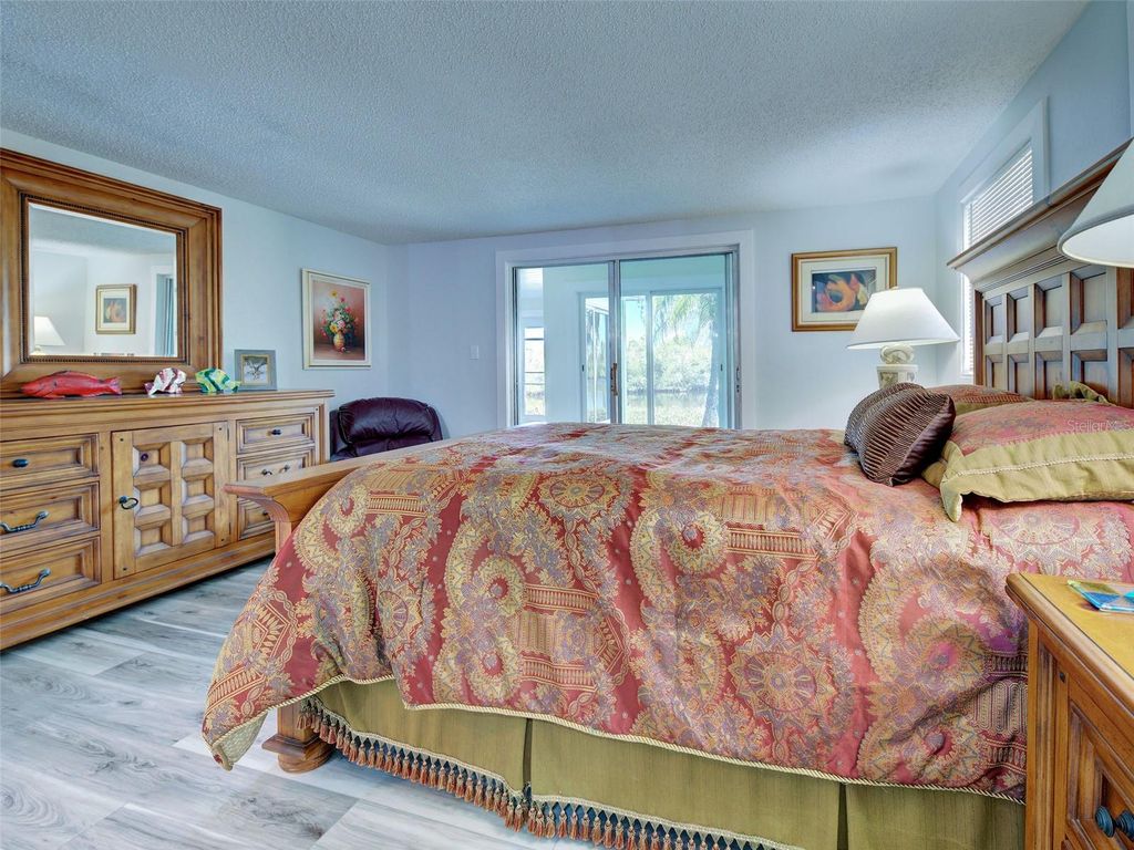 Image 41 of property listing at 24 S OXFORD DRIVE, Englewood, FL 34223