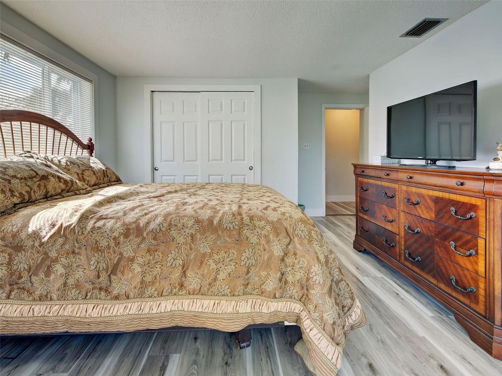 Image 44 of property listing at 24 S OXFORD DRIVE, Englewood, FL 34223