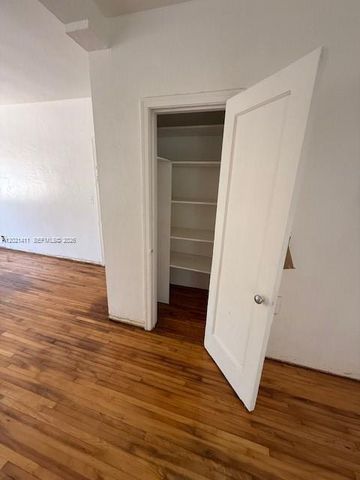 987 Bay Dr 1, Miami Beach, FL 33141