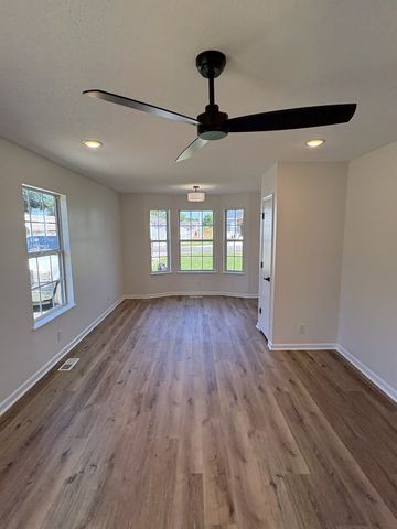 922 Martin St, Clarksville, TN 37040