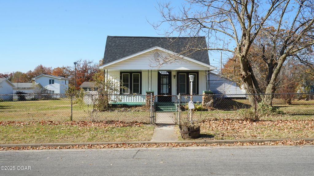 2118 N St Charles Avenue, Joplin, MO 64801