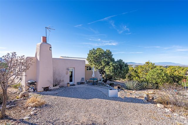 24 & 26 Calle Pia Tixier, Santa Fe, NM 87507