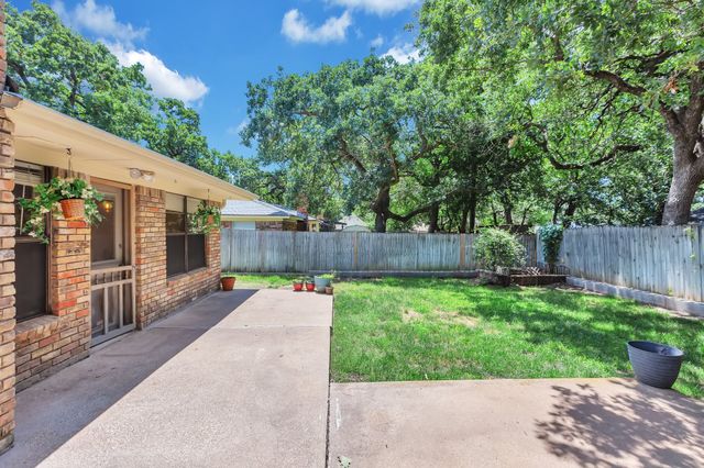2717 Meadow Green, Bedford, TX 76021
