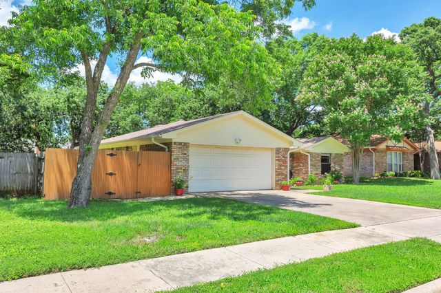 2717 Meadow Green, Bedford, TX 76021