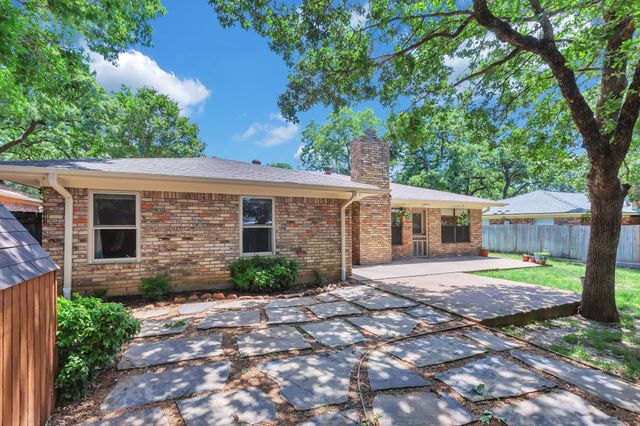 2717 Meadow Green, Bedford, TX 76021