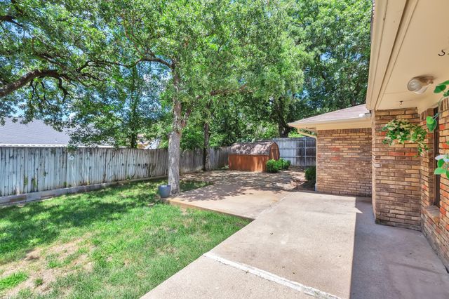 2717 Meadow Green, Bedford, TX 76021