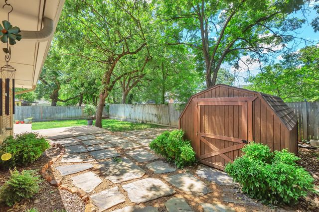 2717 Meadow Green, Bedford, TX 76021