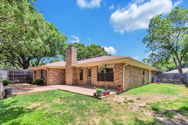 2717 Meadow Green, Bedford, TX 76021