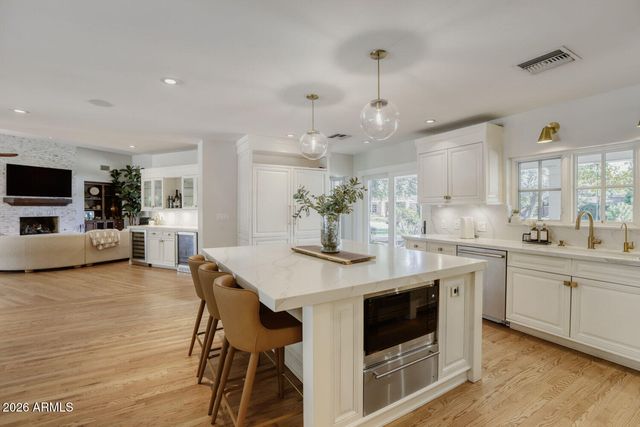330 W LAWRENCE Road, Phoenix, AZ 85013