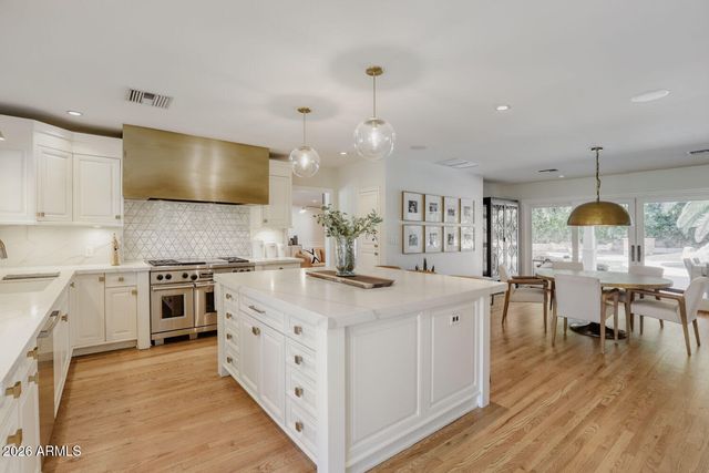 330 W LAWRENCE Road, Phoenix, AZ 85013