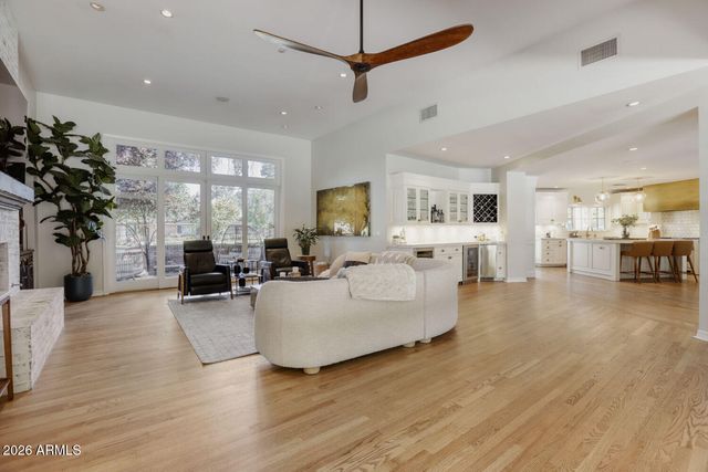 330 W LAWRENCE Road, Phoenix, AZ 85013