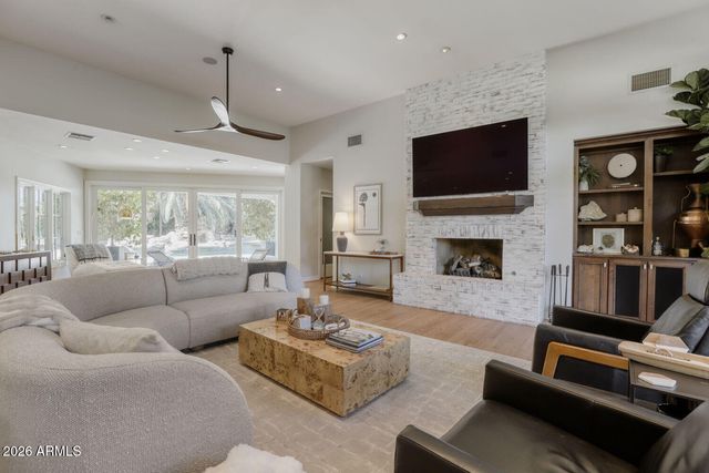 330 W LAWRENCE Road, Phoenix, AZ 85013