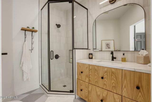 330 W LAWRENCE Road, Phoenix, AZ 85013