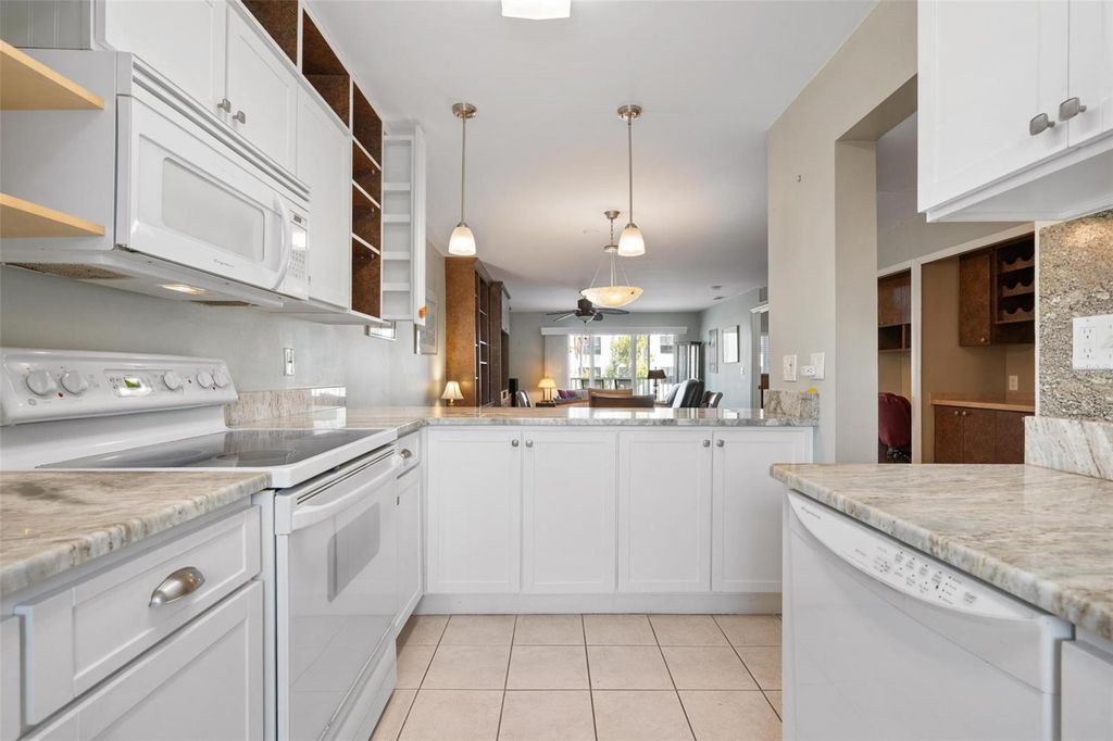 Image 5 of property listing at 150 HARBORSIDE AVENUE 303, Punta Gorda, FL 33950