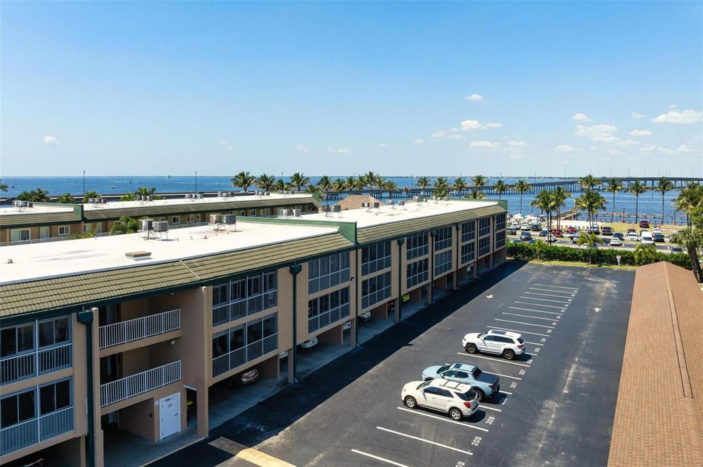 Image 10 of property listing at 150 HARBORSIDE AVENUE 303, Punta Gorda, FL 33950