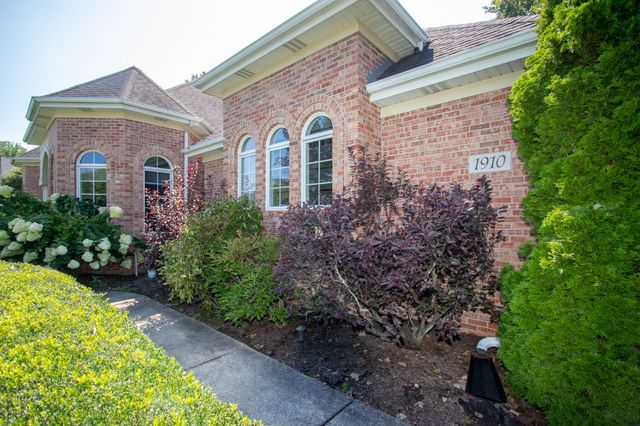1910 Catkin Circle, Chesterton, IN 46304