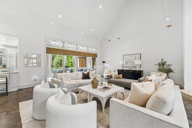 1916 Mulholland Drive, Edmond, OK 73012