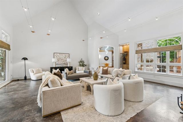 1916 Mulholland Drive, Edmond, OK 73012