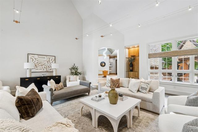 1916 Mulholland Drive, Edmond, OK 73012