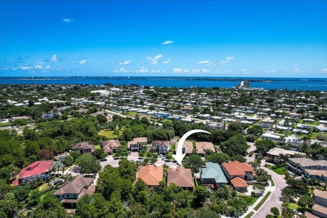 1042 NE Savanna Oaks Way, Jensen Beach, FL 34957