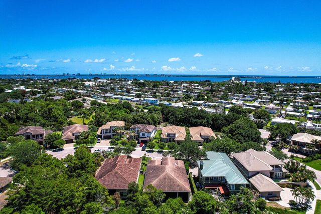 1042 NE Savanna Oaks Way, Jensen Beach, FL 34957