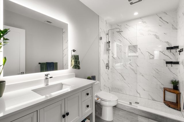 11 Oak Grove Ter 301, Quincy, MA 02169