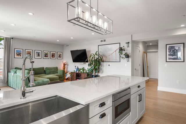 11 Oak Grove Ter 301, Quincy, MA 02169